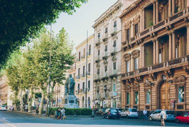 Catania, Sicilya. 14 Ağustos 2018. İnsanlar tarihte yürüyor.