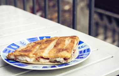 Jambonlu kızarmış calzone pizza, mozzarella, fırından domates.