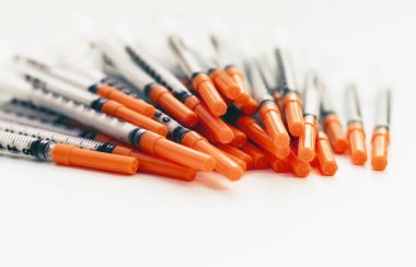 Diyabet için insülin için tıbbi şırınga yığını .