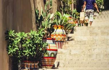 Sicilya 'nın tarihi Taormina caddesinde kil çömlek bitkileri., 