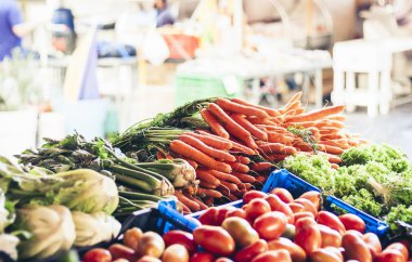 Meyve pazarında çeşitli renkli taze sebzeler, Catania, 