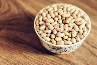 Beyaz porselen kasede ahşap zemin üzerinde fasulye (fazseolus), 