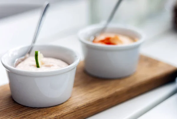 Saucen in kleinen Schälchen für das traditionelle Meze-Dinner — Stockfoto