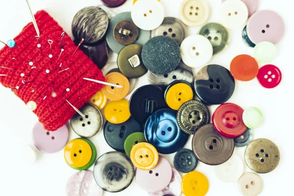 Tapis à aiguille tricoté rouge pour la couture, les boutons à coudre et la teinte — Photo