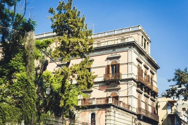 Reise nach Italien - historische Straße von Catania, Sizilien, Fassade — Stockfoto