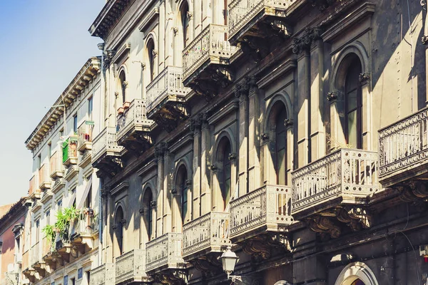 Olasz háttér. Catania történelmi utcája, Szicília, homlokzat — Stock Fotó