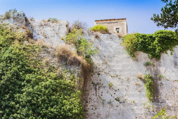 Syracuse, Sicilya, İtalya 'daki Arkeoloji Parkı' nda kireçtaşı kayası.