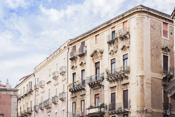 Viaggio in Italia - via storica di Catania, Sicilia, facciata — Foto Stock
