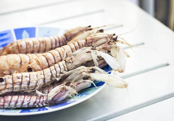 Langostinos rojos cocidos en el plato, mariscos del pescado ma —  Fotos de Stock