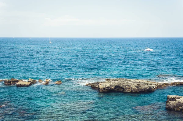 Blick auf Segelboot, Motorboot vom Strand von ortygia (ortigia) — Stockfoto