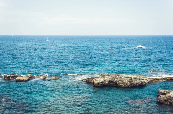 Vista sulla barca a vela, barca a motore dalla spiaggia di Ortigia (Ortigia ) — Foto Stock