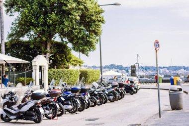 Acitrezza, Sicilya, İtalya 'nın sahil şeridinde motosikletler.