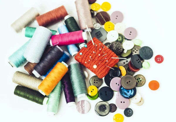 Tapis à aiguille tricoté rouge pour la couture, les boutons à coudre et la teinte — Photo