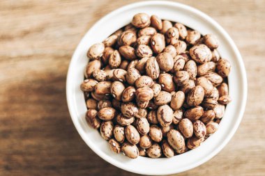 Beyaz porselen kasede ahşap zemin üzerinde fasulye (fazseolus), 