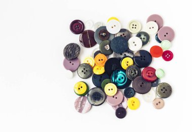 Beyaz arkaplandaki renkli dikiş düğmeleri kopya sp ile kapatılacak