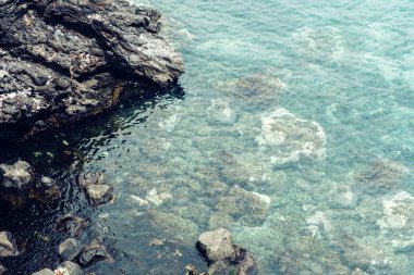 Acitrezza 'nın Rocky sahili, Kiklops adalarının yanında, Catania, S