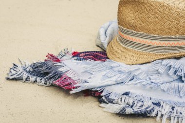 Eski yaz hasır hasır hasır plaj şapkası ve denizlerde mavi pareo