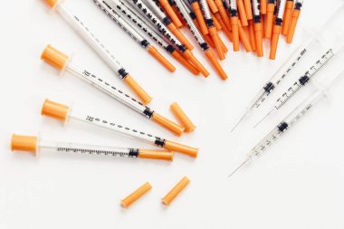 Diyabet için insülin için tıbbi şırınga yığını .