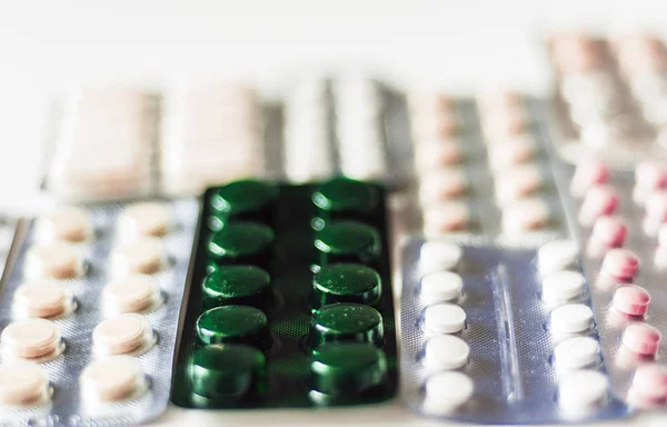 Léky pilulky nebo tobolky blistr balení na bílém pozadí s — Stock fotografie