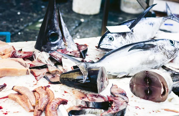 Peixes frescos para venda no mercado de peixe de Catania, Sicília, Itália — Fotografia de Stock