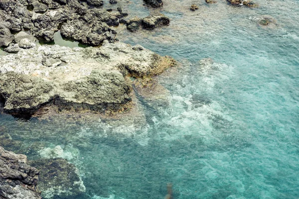 Litorale roccioso di Acitrezza vicino alle isole Ciclope, Catania, S — Foto Stock