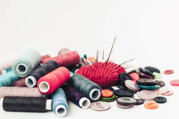 Красная вязаная иголка для шитья, шитья пуговиц и цветных й — стоковое фото