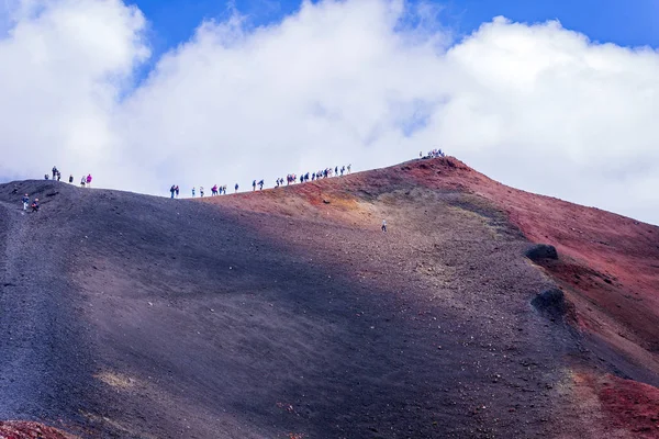 Människor vandrar på Etna berg, aktiv vulkan på östkusten o — Stockfoto