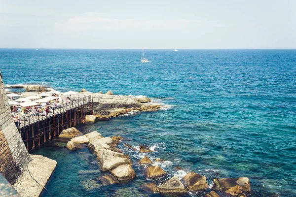 Siracusa, Sicilia, Italia agosto 12, 2018: le persone si rilassano sulla spiaggia — Foto Stock