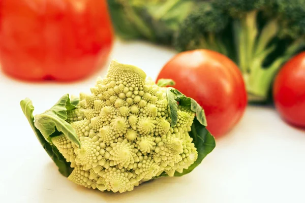 Tomat sayuran matang romanesco brokoli di belakang kayu putih — Stok Foto