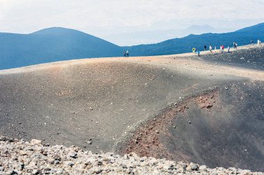 Etna Dağı 'ndaki lav, Sicilya' nın doğu kıyısındaki aktif volkan., 