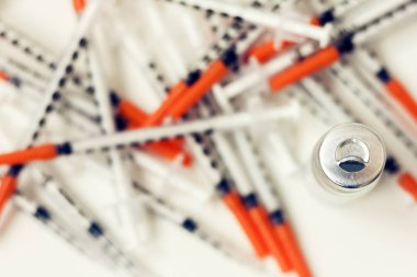 Diyabet için insülin için tıbbi şırınga yığını .