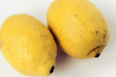 Beyaz arka planda taze limonlar, vejetaryen konsepti..