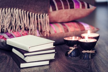 Hindistan cevizi kabuğunda yanan spa aromalı mumlar, yastıklar, ekose ve b