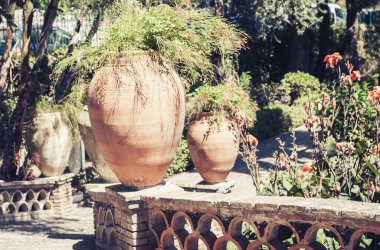 Parco parkında çiçek saksıları duruyordu.