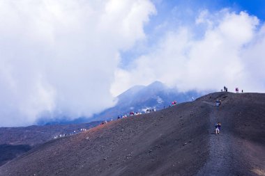 Etna Dağı 'nda yürüyen insanlar, doğu kıyısında aktif volkan...