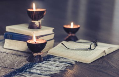 Hindistan cevizi kabuğunda yanan spa aromalı mumlar, ekose, gözlük ve b