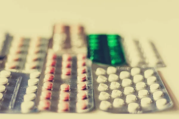 Léky pilulky nebo tobolky blistr balení na bílém pozadí s — Stock fotografie