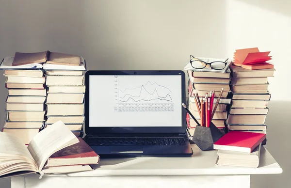 Laptop, pila de libros, cuadernos y lápices sobre mesa blanca, ed — Foto de Stock