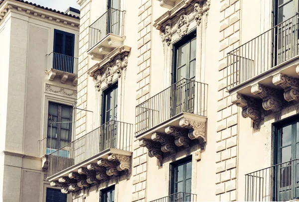Balkón staré barokní budovy v Catanii, tradiční architekt — Stock fotografie