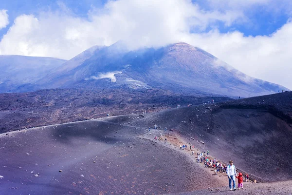 Människor vandrar på Etna berg, aktiv vulkan på östkusten o — Stockfoto