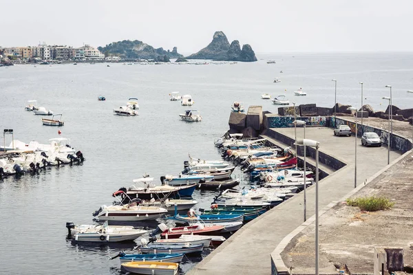 サイクロプス島、カタ島の隣に漁船があるAcitrezza港 — ストック写真