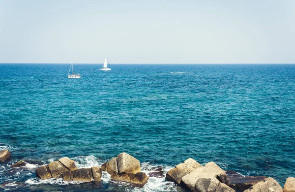 Vista sulla barca a vela, barca a motore dalla spiaggia di Ortigia (Ortigia ) — Foto Stock