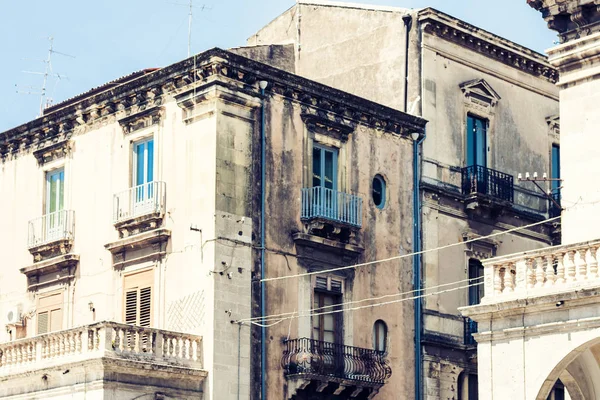 Prachtig stadsgezicht van Italië, gevel van oud huis in sicilia — Stockfoto