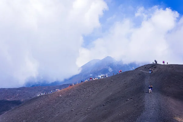 Folk går på Mount Etna, aktiv vulkan på østkysten. – stockfoto