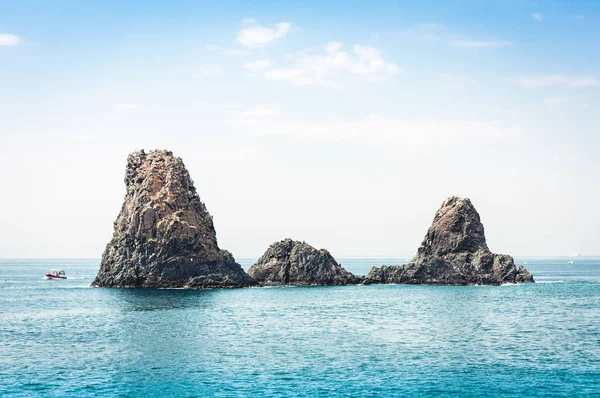 Acitrezza rocas del Cíclope, pilas de mar en Catania, Sicilia, I — Foto de Stock