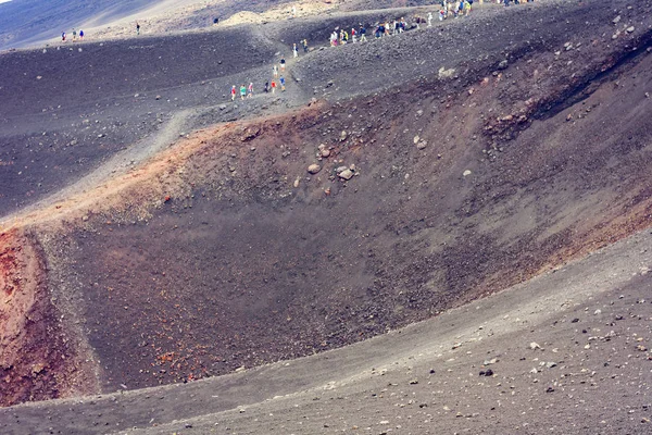 Etna Dağı 'nda yürüyen insanlar, doğu kıyısında aktif volkan... — Stok fotoğraf