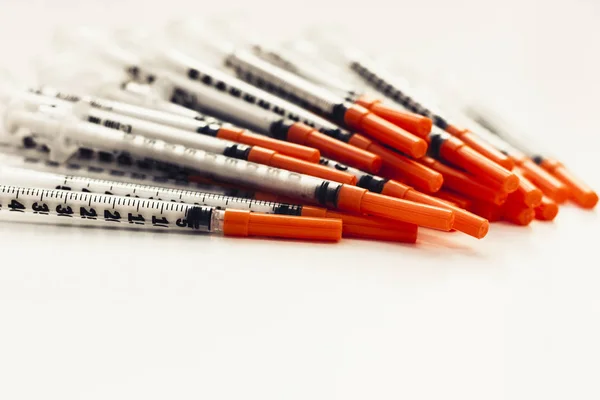 Stapel medizinischer Spritzen für Insulin bei Diabetes . — Stockfoto