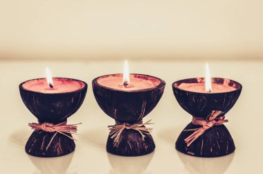 Hindistan cevizi kabuğunda yanan spa aromalı mumlar, rahat ev içi. .