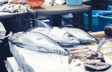 Catania 'da balık pazarında satılık taze balık ve deniz ürünleri.