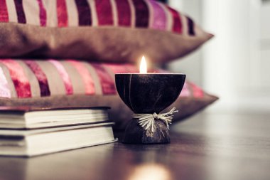 Hindistan cevizi kabuğunda yanan spa aroması mumu, yastıklar, ekose ve bo